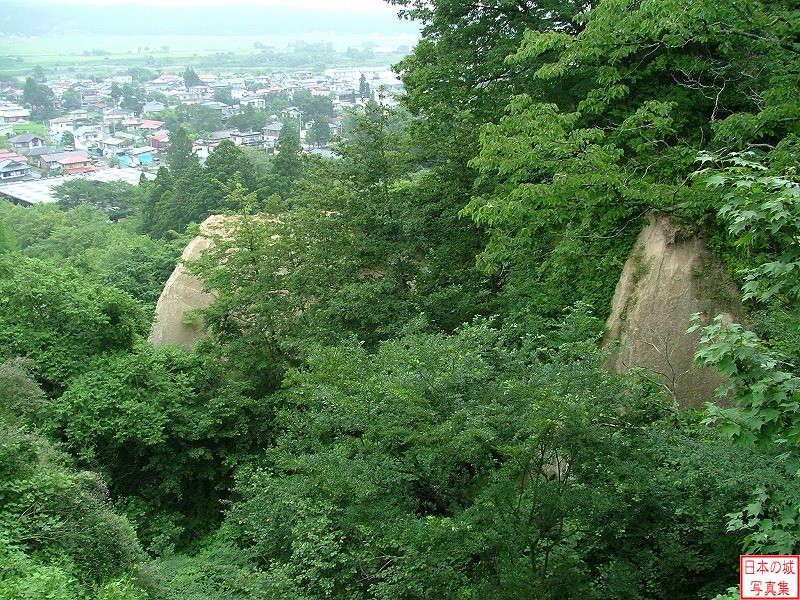 城の周囲の岩肌