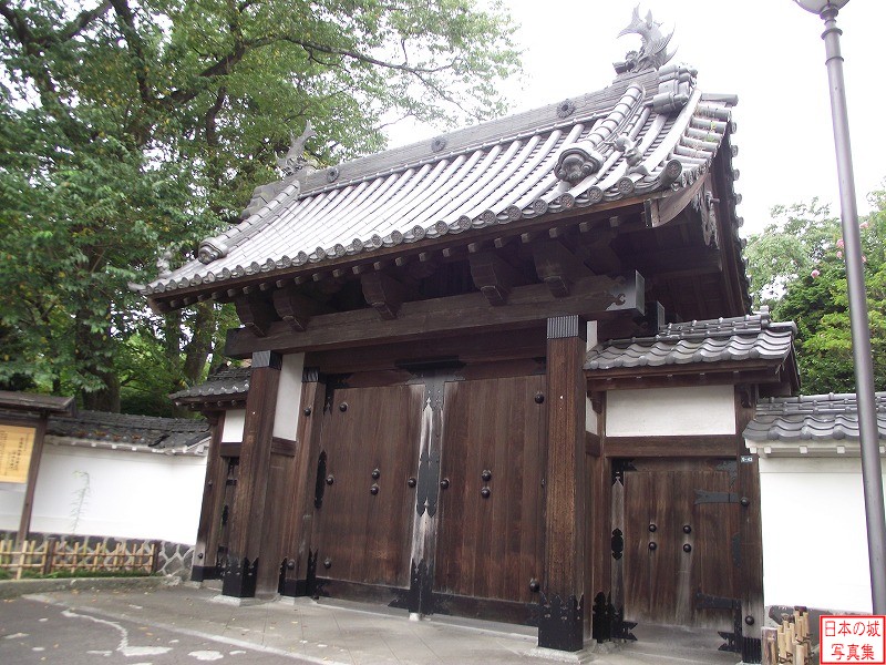 仙台城 移築城門(知事公館) かつての仙台城城門が宮城県知事公館に移築されている。扉は大正年間の移築時に取りつけられ、鯱は昭和46年の修理の際に付けられた。
