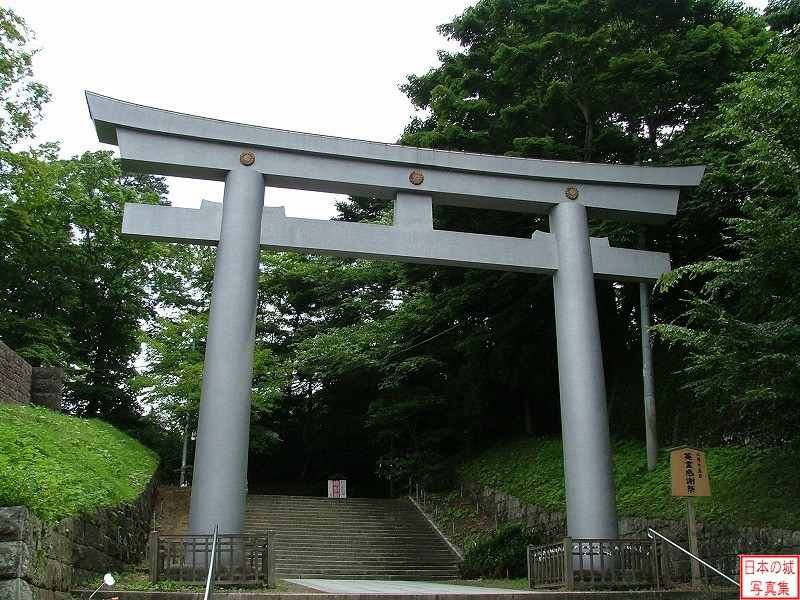 仙台城 本丸石垣 本丸詰門。かつては両脇に櫓が建てられていた