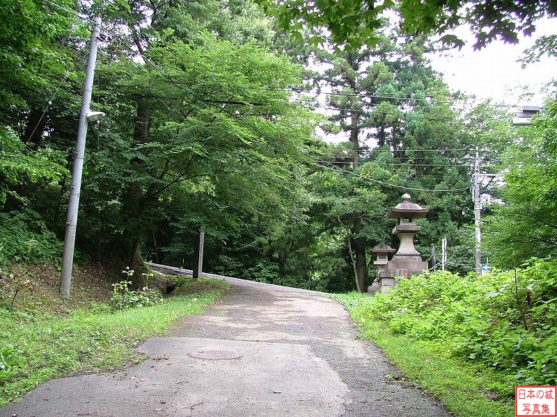 仙台城 登城路 沢の門跡。三の丸からの登城路と大手門からの登城路の合流地点