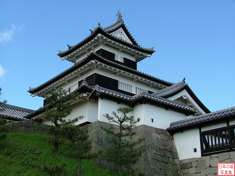 白河小峰城 三重櫓 三重櫓は戊辰戦争で失われたが、図面などを元に忠実に再建された。