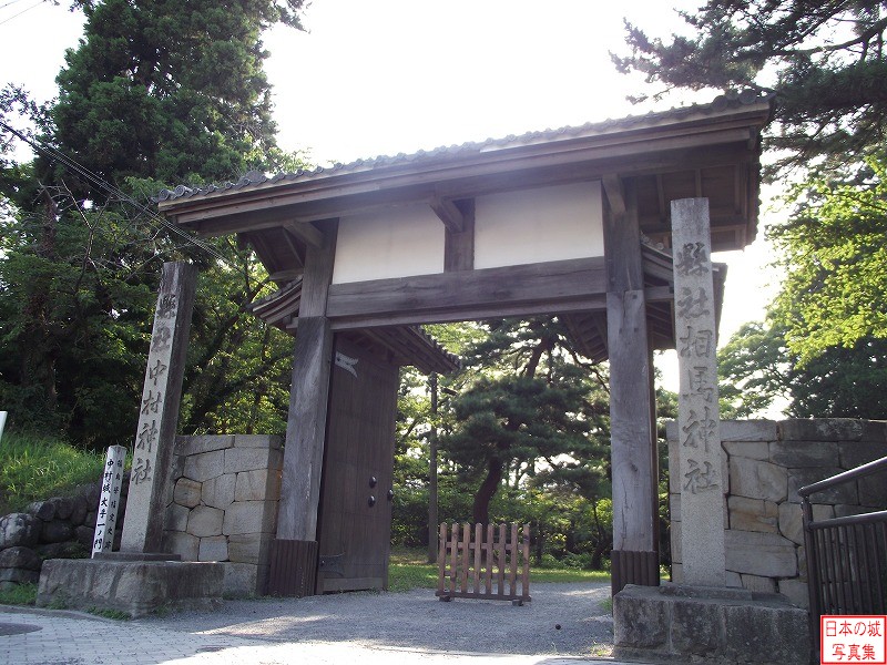 大手一の門。慶安2年(1649)に建てられたもの。