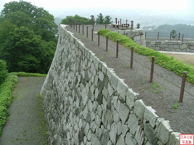二本松城 本丸 天守台から東櫓台方向を見る