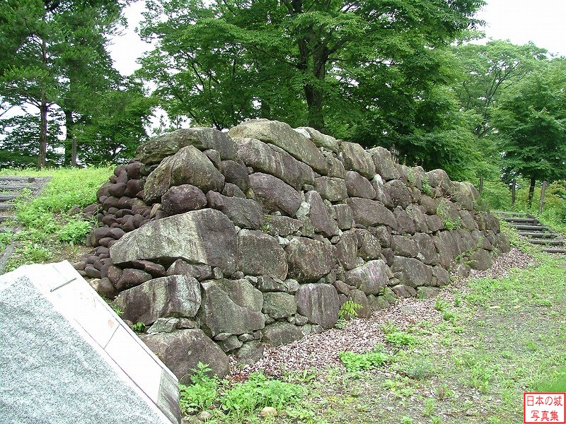 二本松城 本丸 旧天守台石垣の展示。復元する際に再利用できない石材を使って、往時の穴太積の石垣を示している。