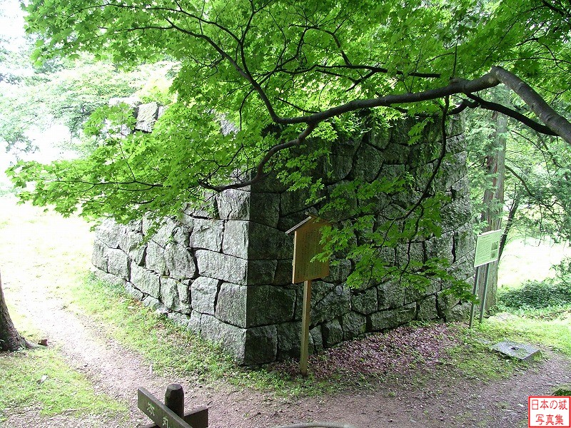搦手門。現在は石垣と門の礎石が残る