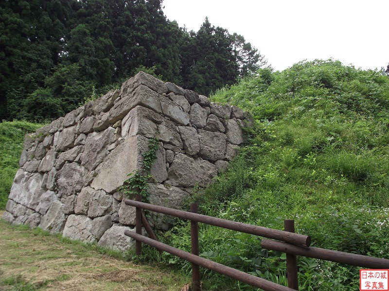 大門の右側の石垣