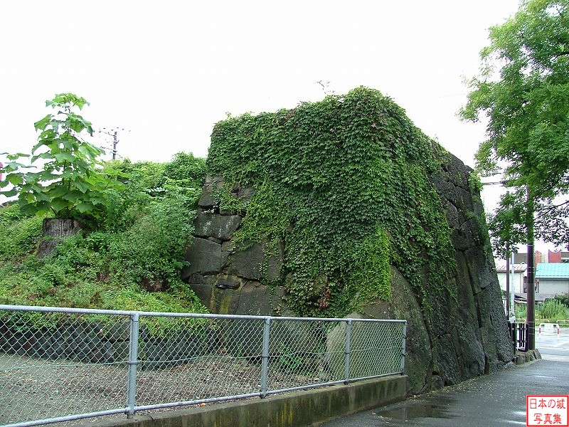 甲賀町口郭門跡の石垣を城内側から見る