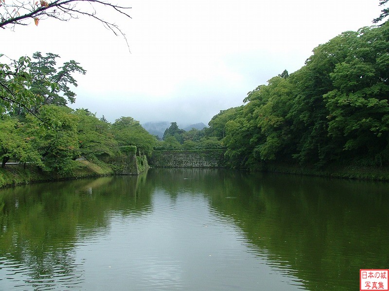 会津若松城 西出丸 西出丸の北側付近から北出丸椿坂方向を見る