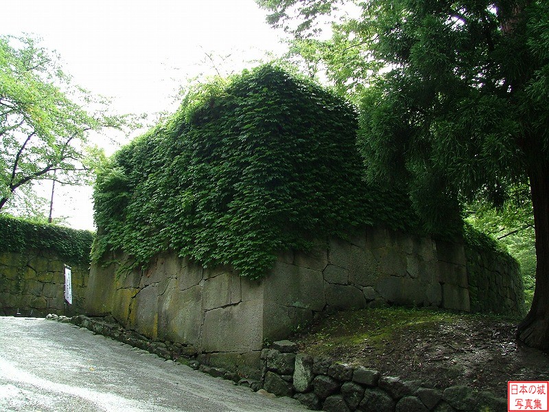 会津若松城 鐘撞堂 西の丸方面梅坂からの帯曲輪入口の石垣