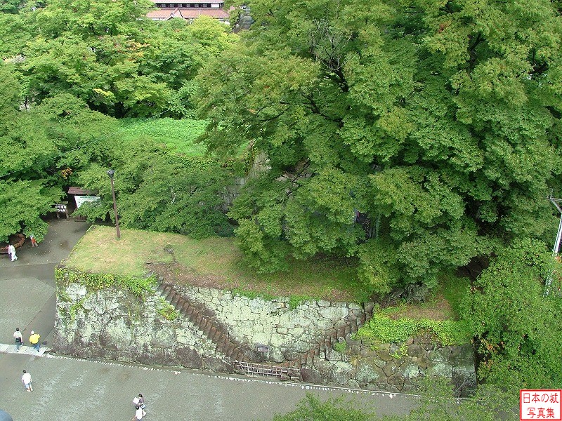 会津若松城 大手門 天守から見る北大手門石垣。V字型の武者走りが見える。