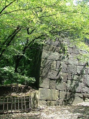 北の丸方面椿坂からの帯曲輪入口の石垣