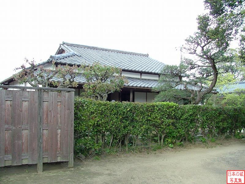 口羽家の住宅の主屋。切妻作り桟瓦葺き屋根の東側に入母屋造りの突出部を設けている。庭は橋本川に面していて眺めが良い。
