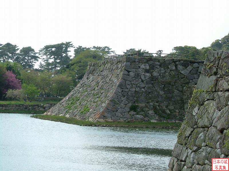 萩城 本丸門跡 本丸門跡付近から見る石垣