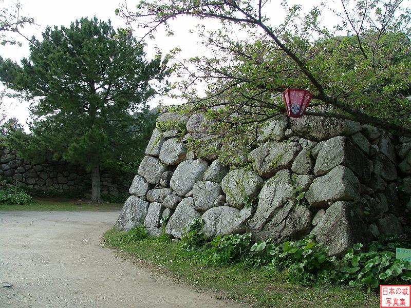 本丸門跡内の石垣
