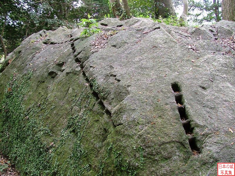 萩城 詰丸(本丸) 詰丸にはいくつか巨石があり、石垣を作るための石を切り出そうとした跡がみられる。
