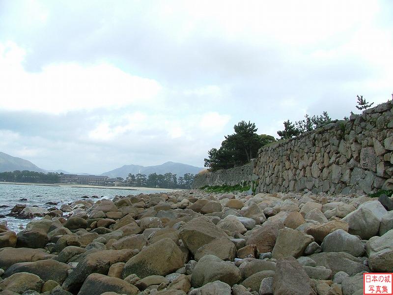 北矢倉跡から海岸線に伸びる石垣