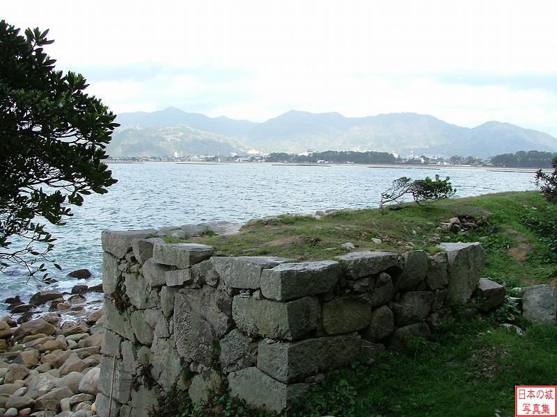萩城 北矢倉跡 北矢倉跡の石垣上から南方向の海を見る