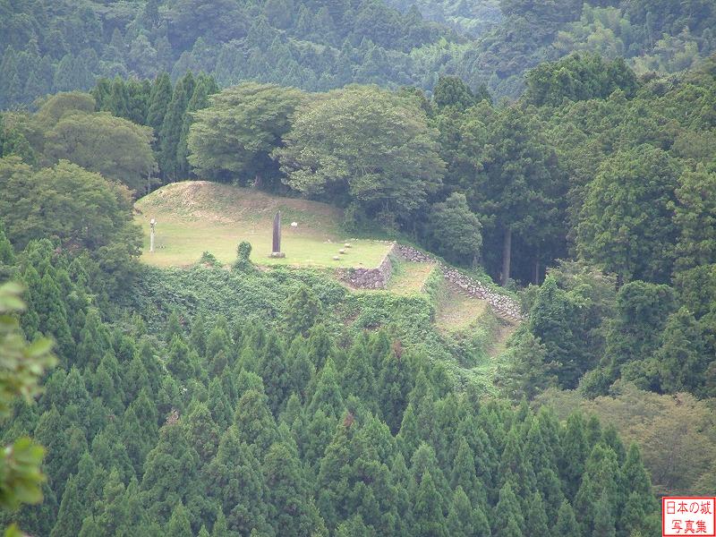 資料館から城山駐車場へ至る道を、さらに登ると七尾城を見下ろす展望台に着く。写真は展望台から見る七尾城本丸。