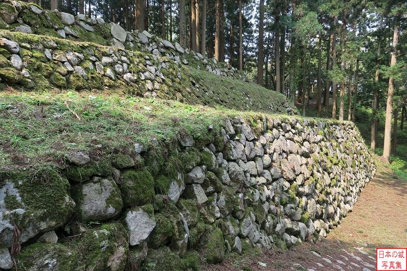 七尾城 桜馬場石垣 下から2～4段目の石垣を見る