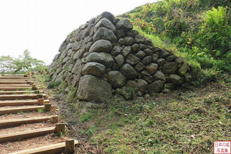 本丸への階段から見る本丸石垣。三段に分けて石が積み上げられている