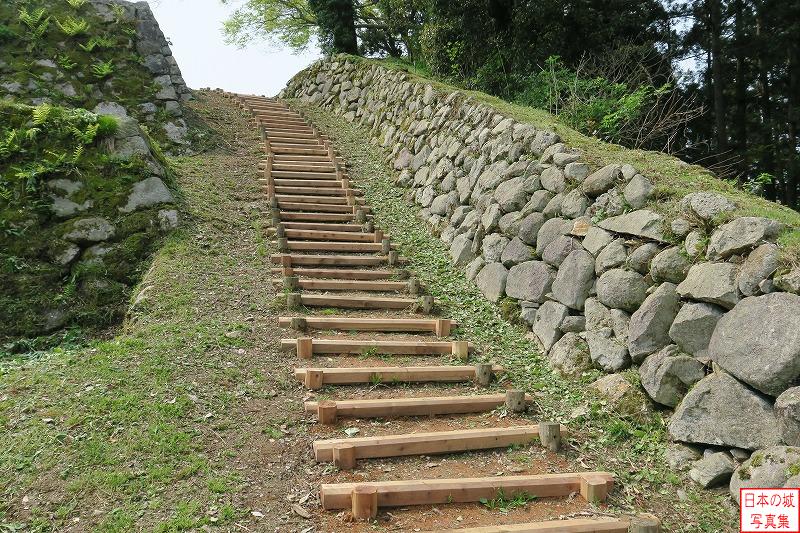 この石段を登ると本丸へ至る。右側（遊佐屋敷側）にも丁寧に石が積まれている。