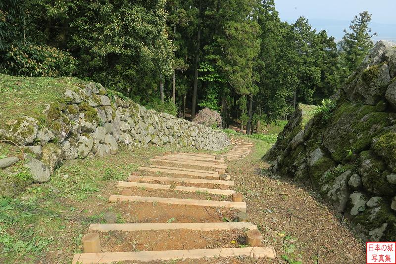 七尾城 本丸への階段 本丸虎口付近から階段を見下ろす