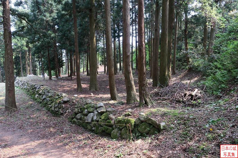 七尾城 桜馬場 桜馬場と遊佐屋敷を隔てる石垣