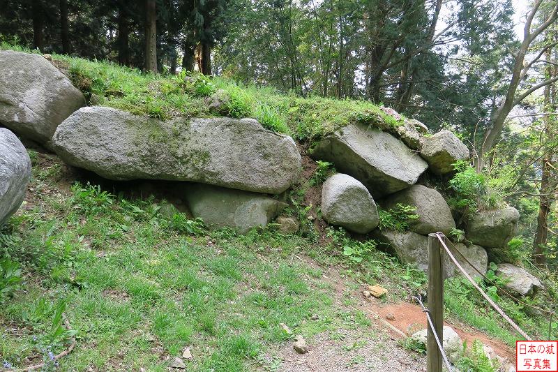 七尾城 温井屋敷 九尺石。虎口を形成する城内最大の石。その大きさから名づけられた。