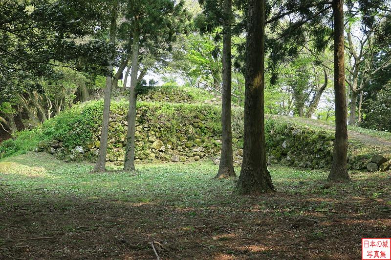 七尾城 二の丸 温井屋敷から見る二の丸。石垣が2段になっている。