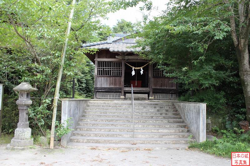 帖佐館 館跡 館跡は稲荷神社となっている。稲荷神社は江戸時代に北方の山中から移築されたものである。
