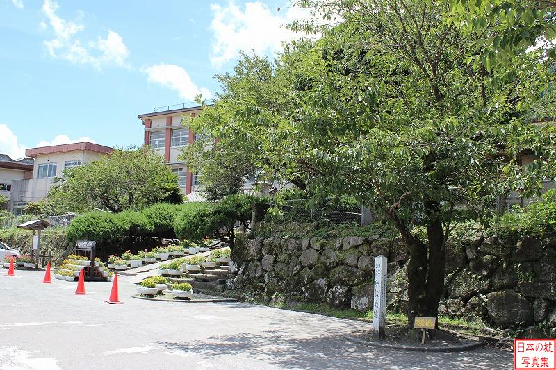 岩剣城 平松城 平松城のあった地には現在小学校が建っている。