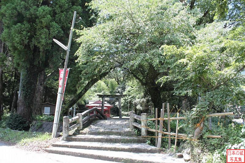 岩剣城 山麓 岩剣神社石橋。嘉永二年(1849)に架けられた眼鏡橋。