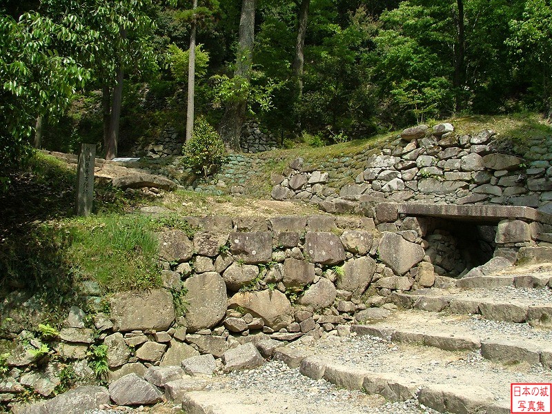大手道の左手の曲輪は伝羽柴秀吉邸跡と呼ばれ、上下二段からなる。そのうち下段の曲輪は大手道脇の側溝を石橋を渡って邸内へ入る。ここには櫓門が存在したと言う。
