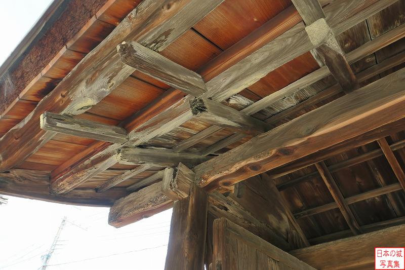 安土城 移築城門（光澤寺山門） 門の屋根。木材が劣化している部分があり、建造からの年月の経過を感じさせる。