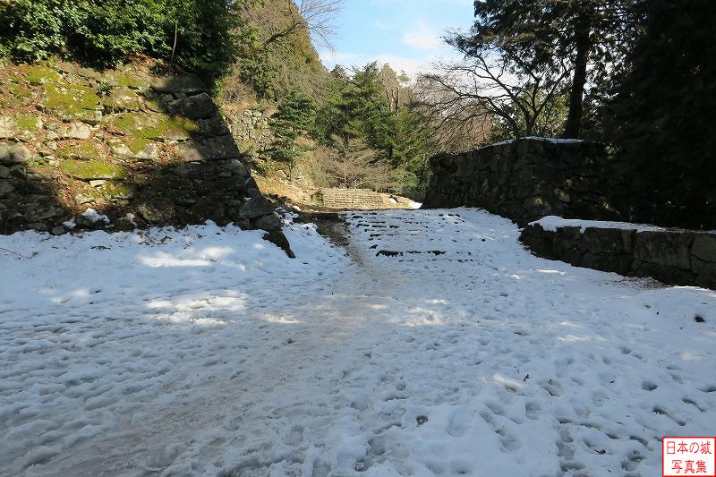 2月の雪の安土城。日陰部分には雪が残る。写真は黒金門から本丸西虎口への道。この石垣に二の門が設けられていたと言う。