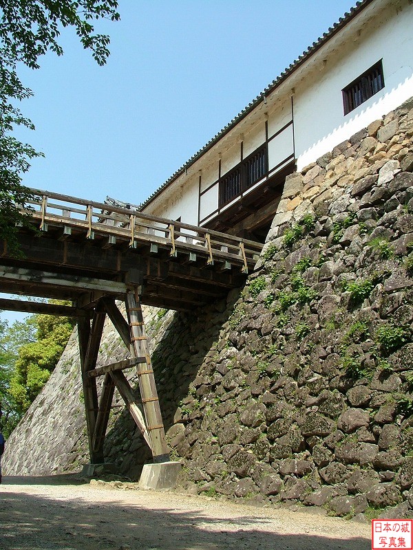 廊下橋と天秤櫓。天秤櫓は廊下橋を中心に左右に伸びる櫓である。