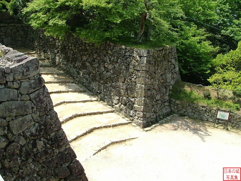 彦根城 鐘の丸 廊下橋から見る鐘の丸への登り階段