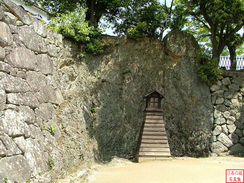 彦根城 太鼓丸・太鼓門櫓 太鼓門櫓前の石垣。通常巨大な鏡石を切り出して配置することで城主の威厳を示すが、ここには巨大な天然の岩がそのまま用いられる珍しい構造となっている