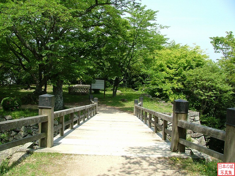 彦根城 大堀切・出丸 西の丸外の大堀切に架かる木橋。向こう側は出曲輪