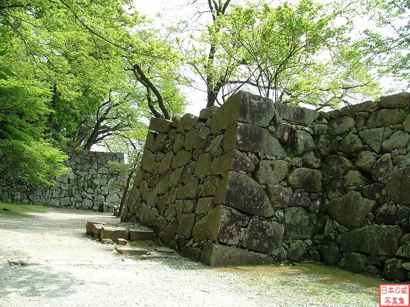 大手門跡の石垣を城内側から見る