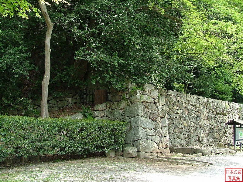 大手門跡の石垣を城内側から見る