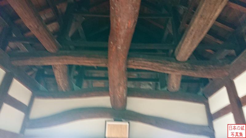 屋根に切り出した木材がそのまま使われている