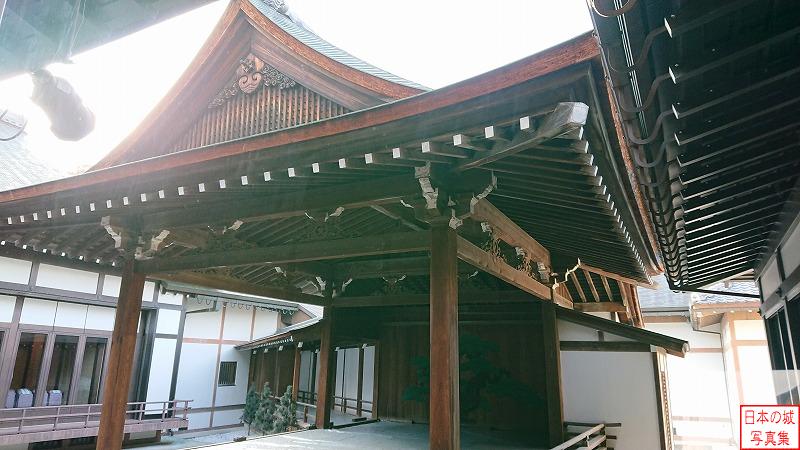 彦根城 表御殿能舞台 能舞台を見る。能舞台は表御殿で唯一現存する建物。一度別の場所に移築されたが、博物館建設時に元の場所に戻ってきた。博物館から見ることができる