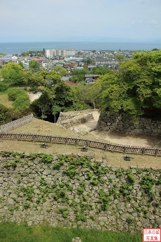 西の丸三重櫓から見る大堀切の石垣。向こうには琵琶湖が見える。