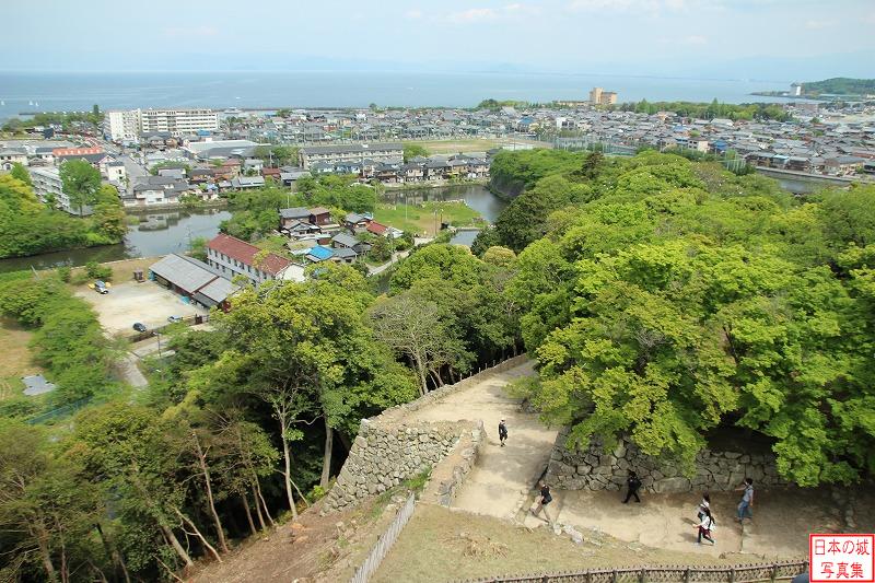 西の丸三重櫓からの眺め。琵琶湖が見える