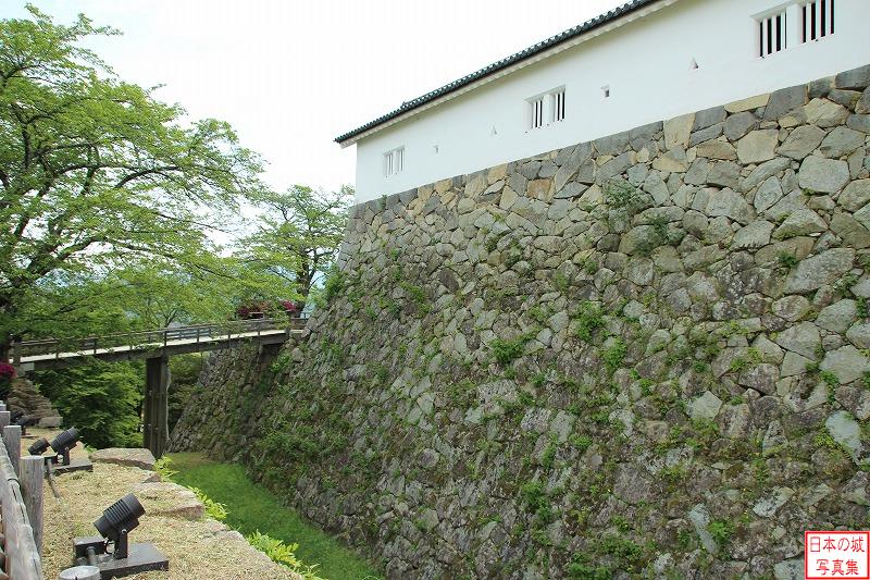 彦根城 大堀切・出丸 大堀切に架かる木橋と西の丸三重櫓北続櫓