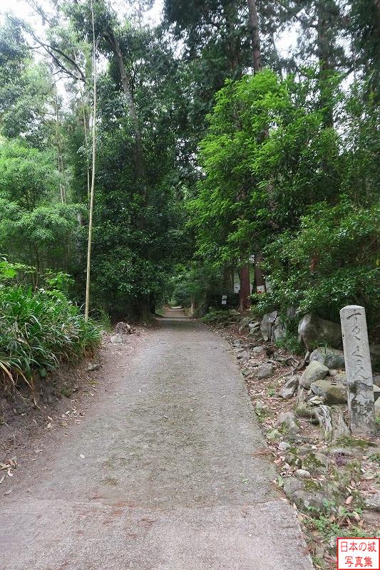 観音寺城 日吉神社 日吉神社の脇の道。赤坂道と呼ばれ、観音寺城の中心に向かう。