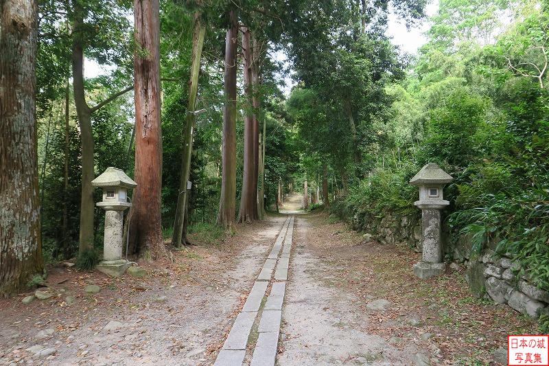 日吉神社から西に向かう。この先の右に追手道があり、さらに先に伝御屋形跡がある