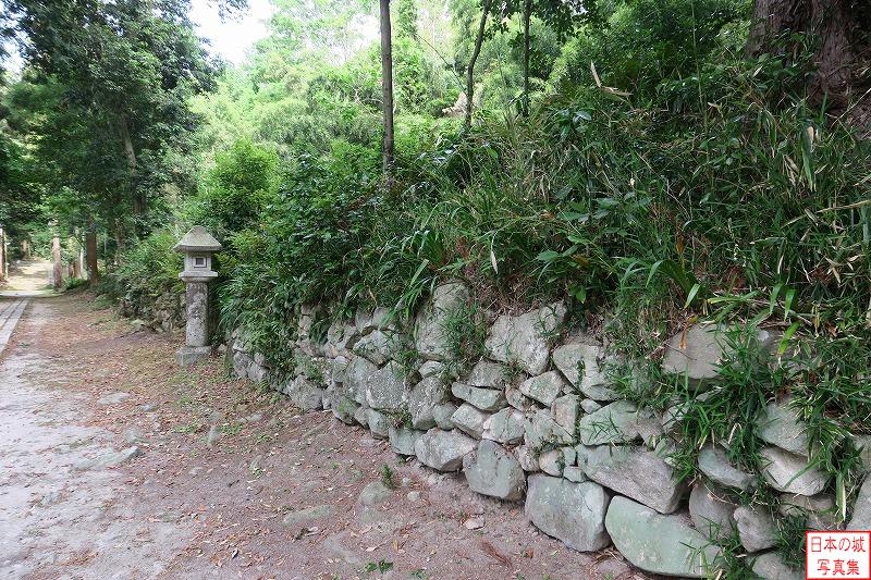 観音寺城 伝御屋形跡 道の右手には石垣が見える