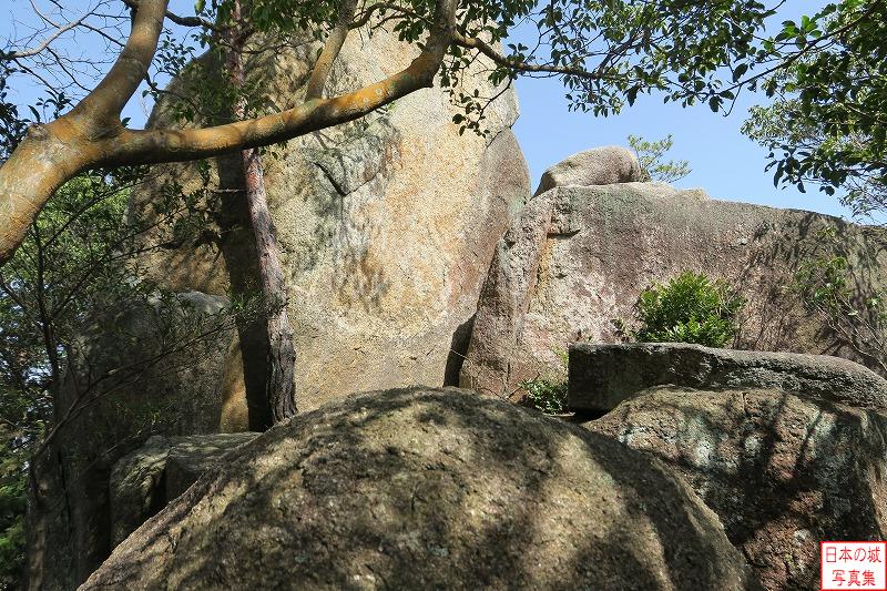 三雲城 八丈岩 巨石に佐々木六角氏の家紋（隅立て四つ目結）が刻まれている。大きさは約20cm角とのこと。